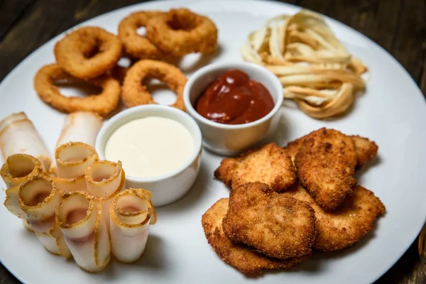 ahşap arka plan bira snacks restoranda servis