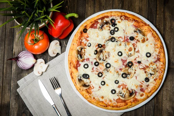 Widok z góry z włoskim stylu rustykalnym Pizza na tle drewniany stół — Zdjęcie stockowe