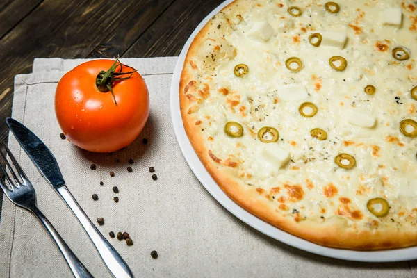 Vista superior de PIZZA italiano rústico sobre fondo de mesa de madera — Foto de Stock