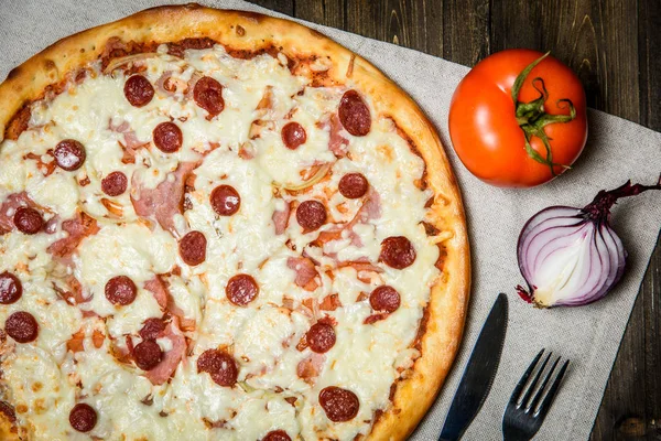 Widok z góry z włoskim stylu rustykalnym Pizza na tle drewniany stół — Zdjęcie stockowe