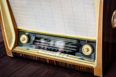 Ahşap arka plan closeup eski vintage radyo