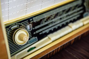 Ahşap arka plan closeup eski vintage radyo