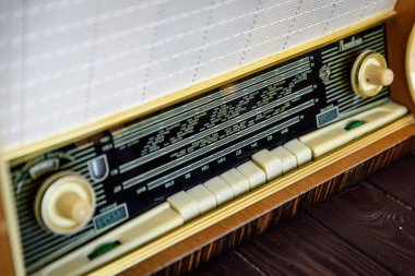Ahşap arka plan closeup eski vintage radyo