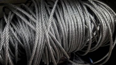 Çelik Halatlı veya kablo.