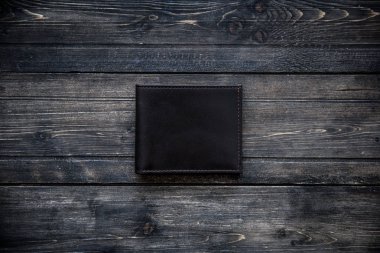 Kırmızı deri cüzdan üzerinde ahşap arka plan Üstten Görünüm