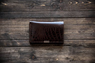 Kırmızı deri cüzdan üzerinde ahşap arka plan Üstten Görünüm