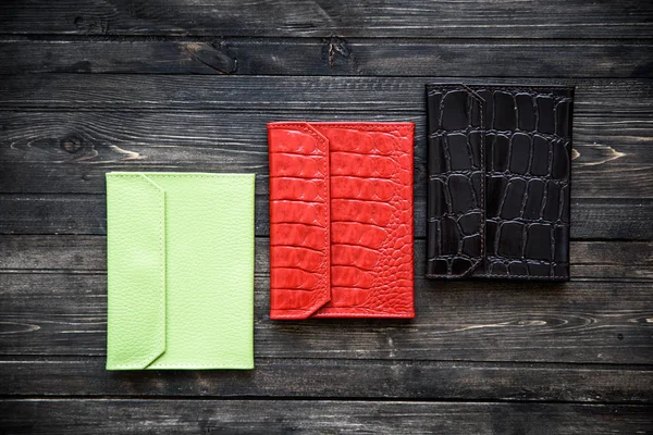 Группа красочный бумажник из кожи кожи на деревянном фоне — стоковое фото