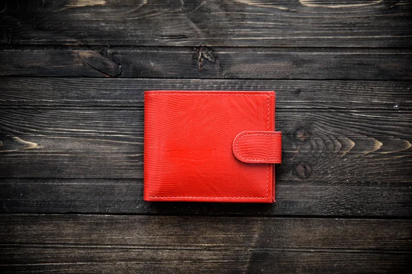 Красный кожаный бумажник на деревянном фоне — стоковое фото