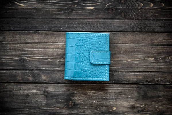 Синий кожаный кошелек на деревянном фоне — стоковое фото