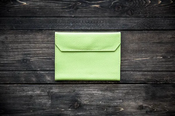 Зеленый кожаный бумажник на деревянном фоне — стоковое фото