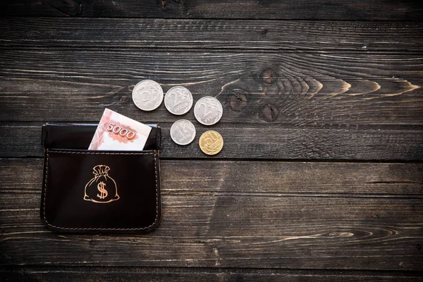 Elegante cartera de cuero con dinero y caja sobre fondo de madera — Foto de Stock