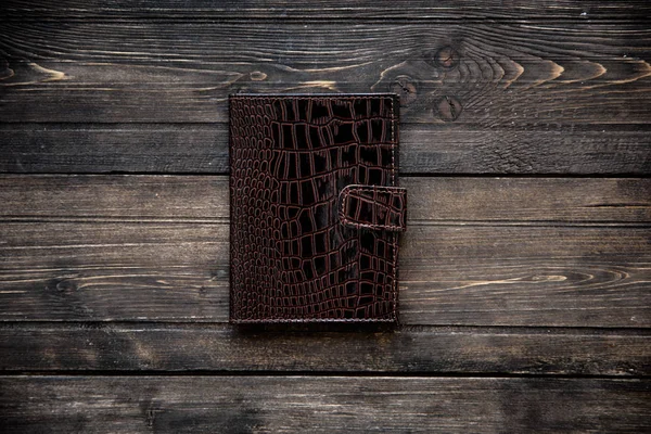 Красный кожаный бумажник на деревянном фоне — стоковое фото
