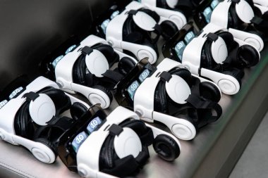 birçok sanal gerçeklik Vr kask koyu arka plan üzerinde