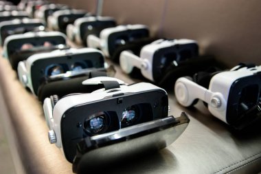 birçok sanal gerçeklik Vr kask koyu arka plan üzerinde