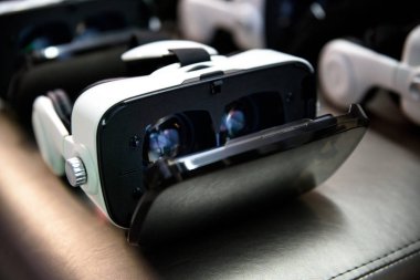 birçok sanal gerçeklik Vr kask koyu arka plan üzerinde