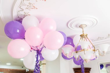 Doğum günü partisi için hazırlanan odada renkli balonlar