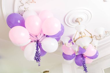 Doğum günü partisi için hazırlanan odada renkli balonlar