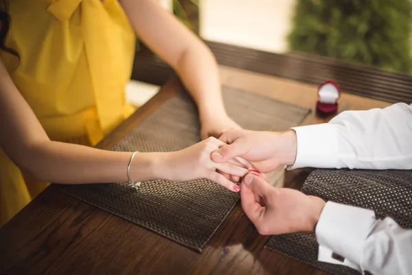 Novios mano poner un anillo de bodas en el dedo de la novia — Foto de Stock