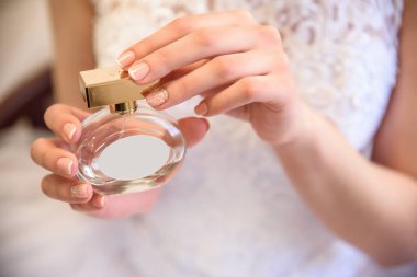 Gelin ruhları elleri ve damlacıkları görünür akışı içinde tutar