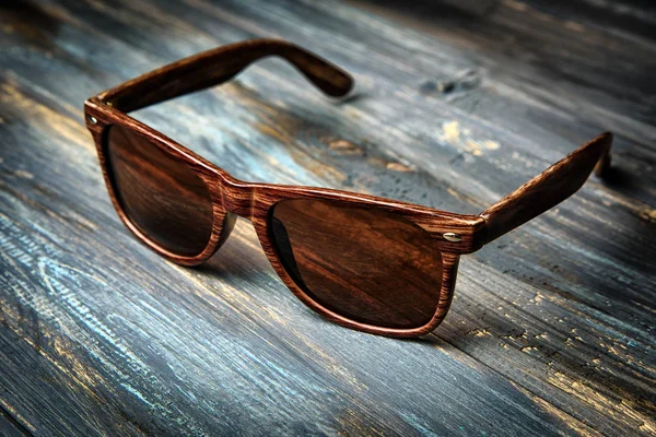 Mode-Sonnenbrille auf Holztisch. Vintage-Farbstil — Stockfoto