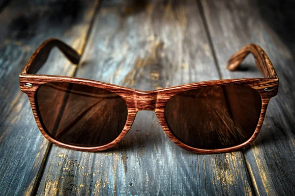 Mode-Sonnenbrille auf Holztisch. Vintage-Farbstil — Stockfoto