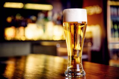 Light bira bir pub bokeh arka plan ile bardak