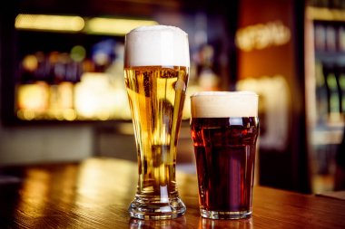 Cam açık ve koyu bira bokeh arka plan ile bir pub