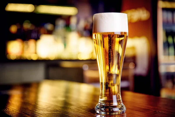 Light bira bir pub bokeh arka plan ile bardak