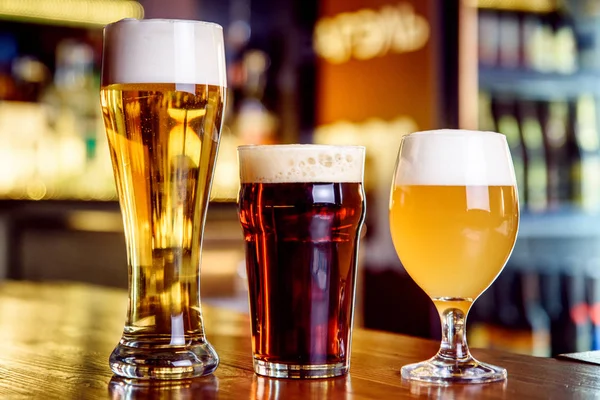 Cam açık ve koyu bira bokeh arka plan ile bir pub