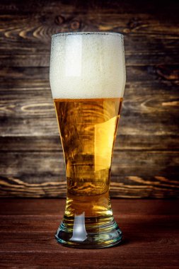 Light bira bir pub bokeh arka plan ile bardak