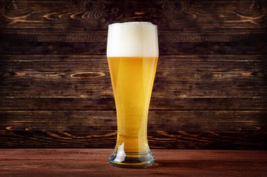 Light bira bir pub bokeh arka plan ile bardak