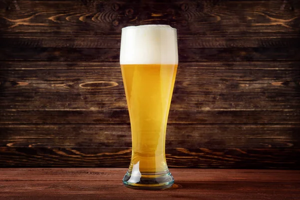 Light bira bir pub bokeh arka plan ile bardak