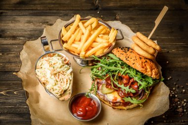 Doldurulmuş burger patates kızartması ile