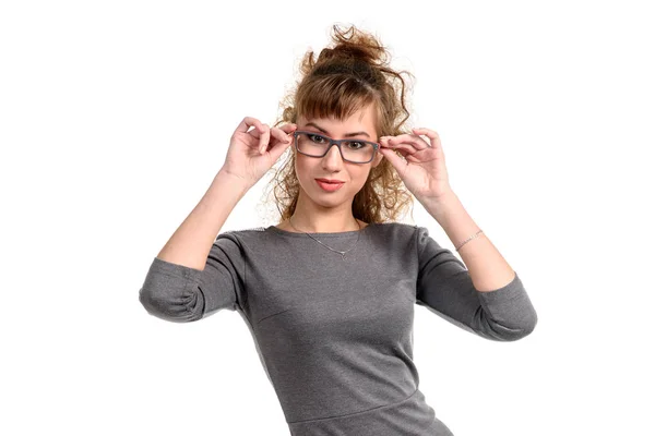 Kadın gözlük ayarlama — Stok fotoğraf