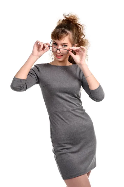 Mujer joven tocando sus gafas — Foto de Stock