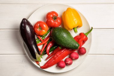 Bir plaka üzerinde çiğ sebze