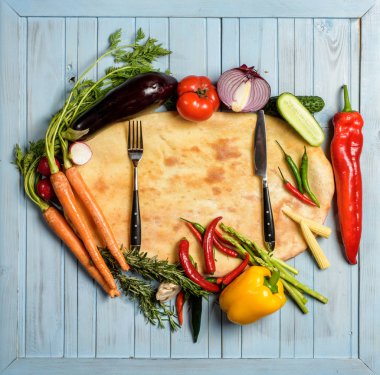 Sebzeli ekmek yerleştirilen sofra