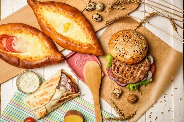 Hamburger en scone met ei — Stockfoto