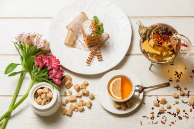 Şekerli tatlı çay ile