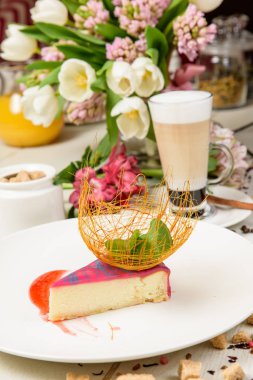 Peynirli kek ve kahve Kupası