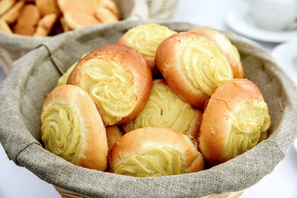 Panadería fresca en cesta — Foto de Stock