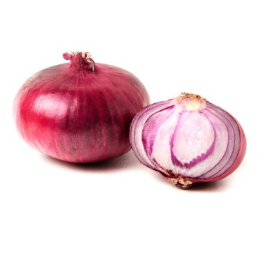 Beyaz arkaplanda soğan izole edildi