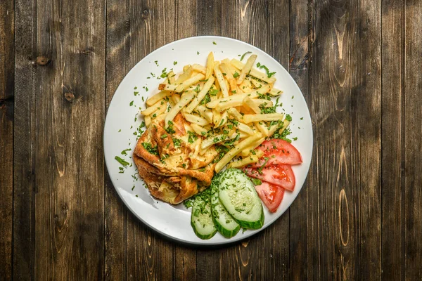 Plato con papas fritas y pastel — Foto de Stock