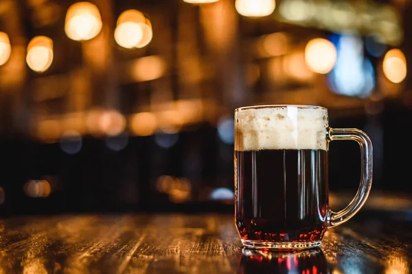 Ein Glas dunkles Bier auf dem Tresen — Stockfoto