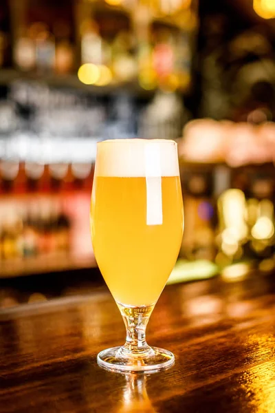 Een glas ongefilterde bier op teller — Stockfoto