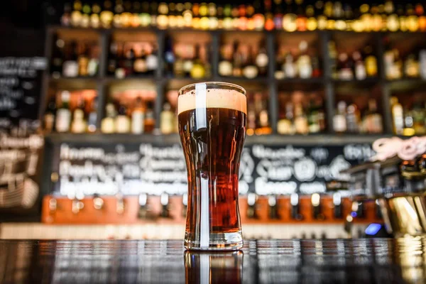 Cerveja escura em um fundo de pub — Fotografia de Stock