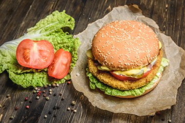 Burger domates ve salata