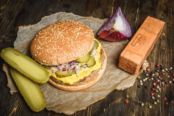 Hamburguesa apetitosa con pepino en escabeche — Foto de Stock