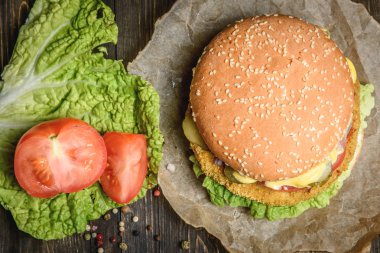 Burger domates ve salata