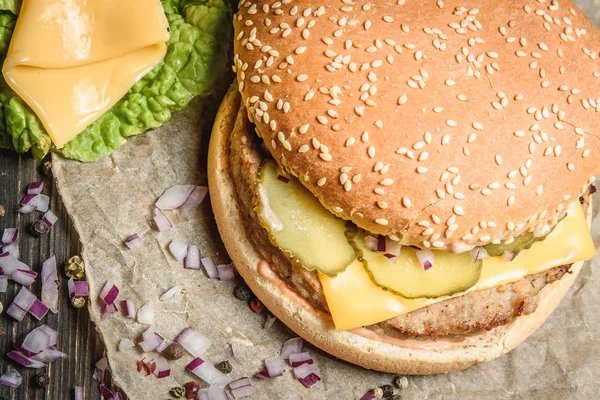 Sabrosa hamburguesa con pepino y queso — Foto de Stock